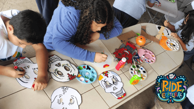 Personas pintando máscaras