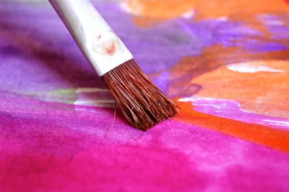 Pincel pintando sobre un bastidor