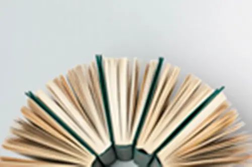 Varios libros entre abiertos