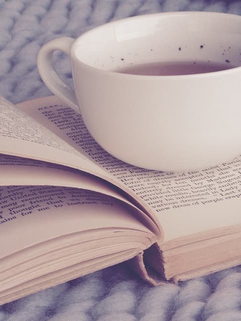 Un libro abierto y una taza de café