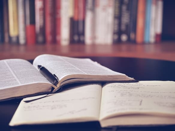 Unos libros abiertos