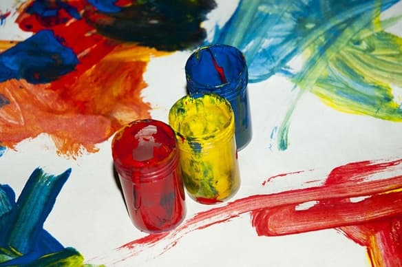 Tarros de pinturas y trazos pintados