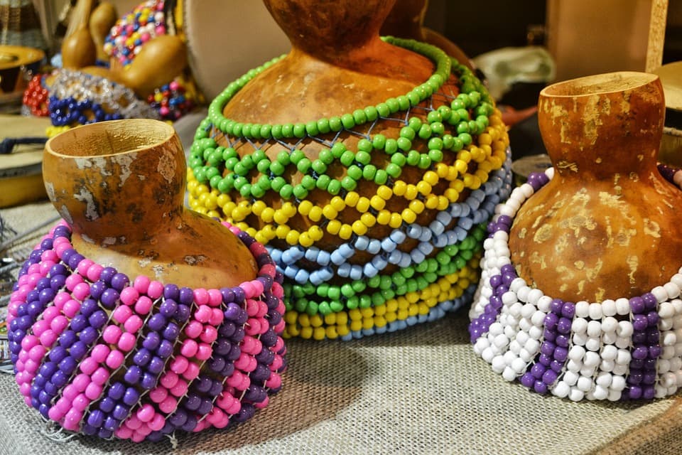 Vasijas de barro cubiertas de artesanías de colores