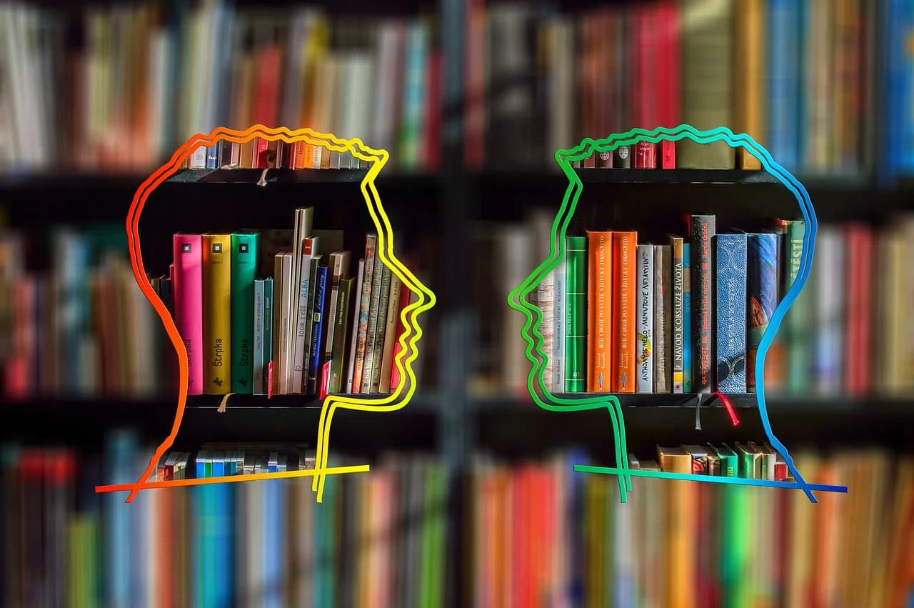 De fondo unas estanterias con libros y 2 siluetas de 2 personas conversando
