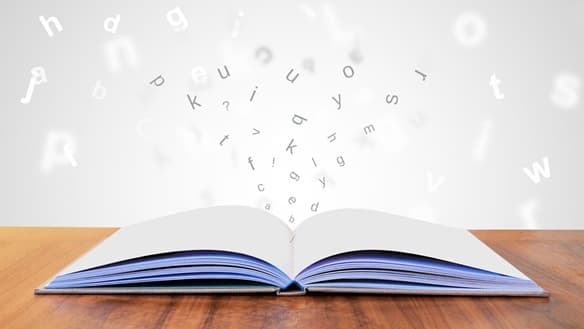 Libro abierto con letras saliendo