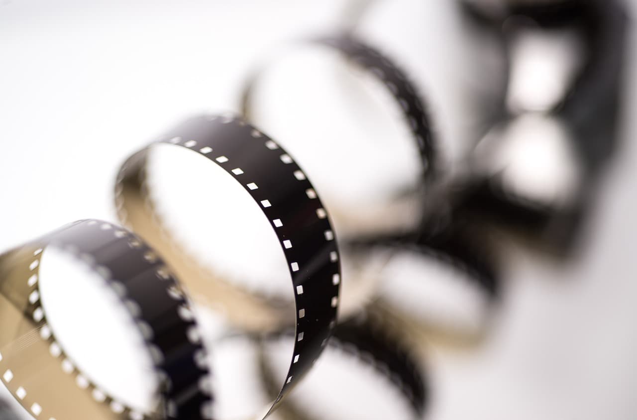 Un rollo de cinta de video desenrollado