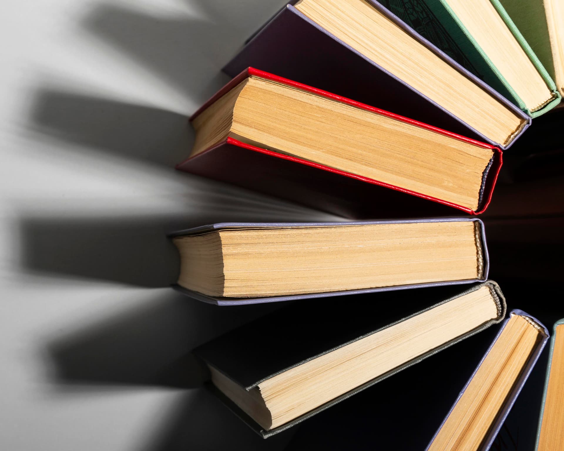 Varios libros vistos de arriba en forma de semicírculo