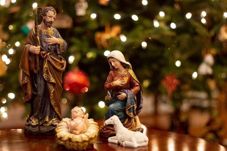 Un nacimiento y al fondo decoración navideña