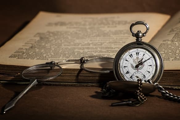 Un libro, unas gafas y un reloj de bolsillo