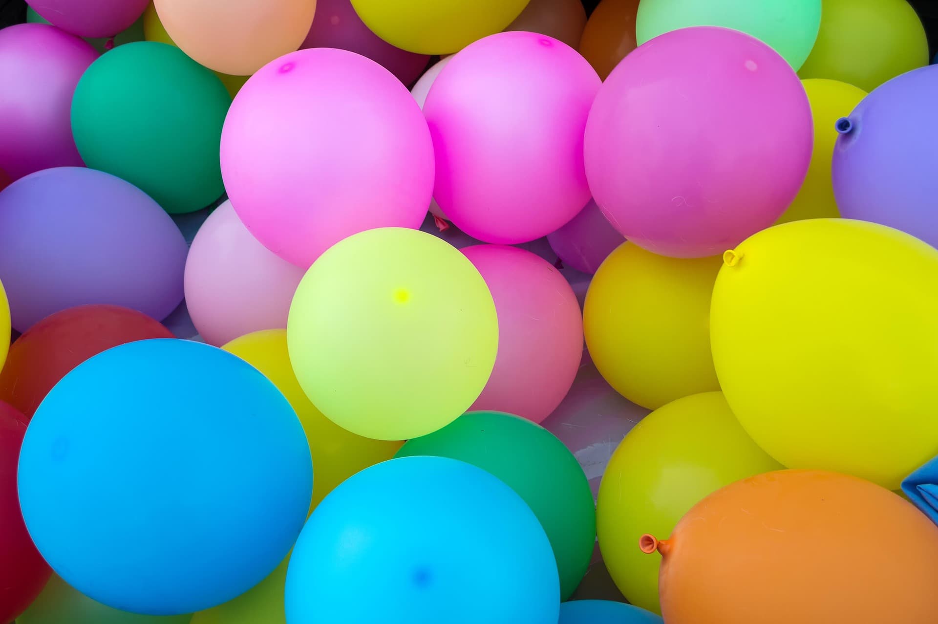 Varios globos de diferentes colores