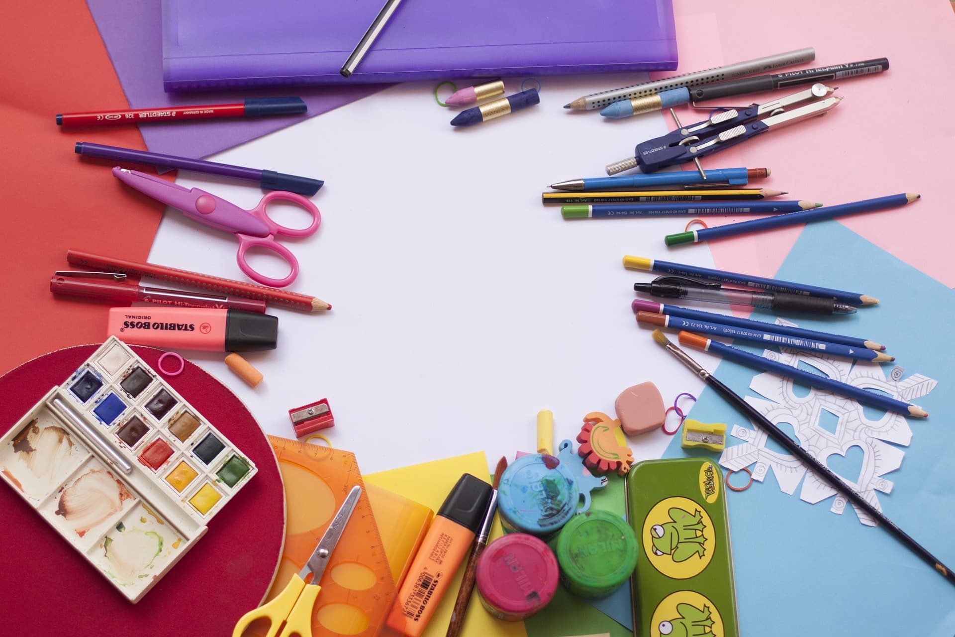 Varios materiales para colorear y pintar