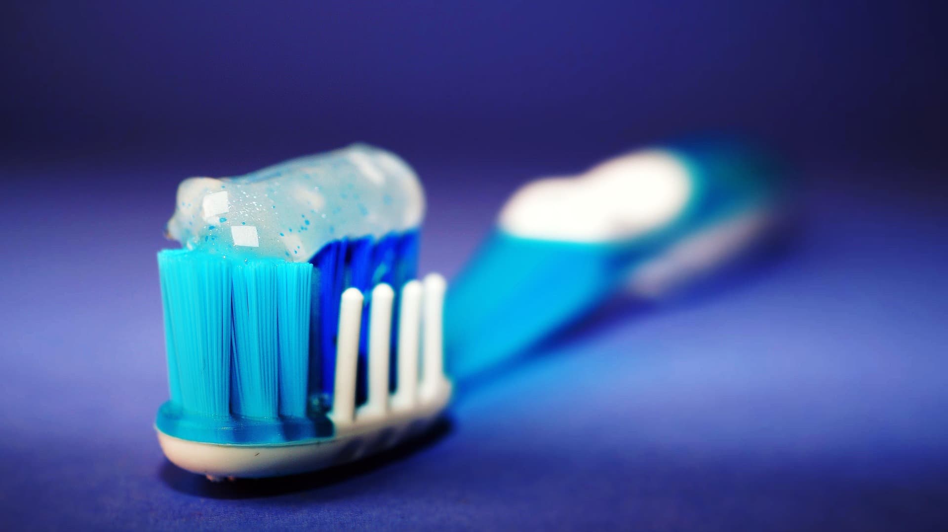 Un cepillo de dientes con pasta
