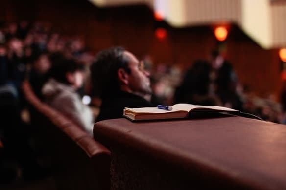 Varias personas en un auditorio