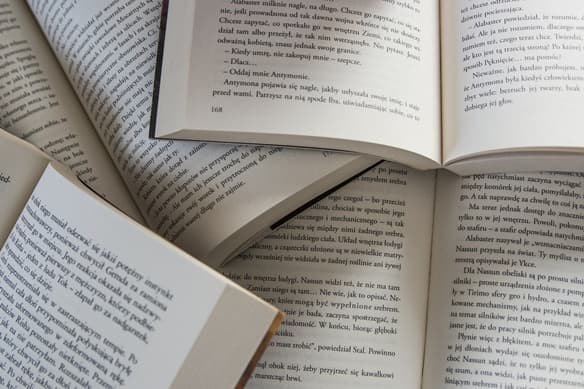 Varios libros abiertos