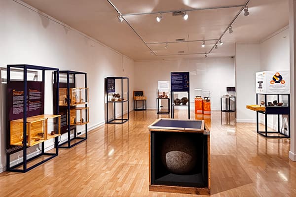 Exposición de objetos arqueológicos como esferas de piedra, metates, vasijas y más