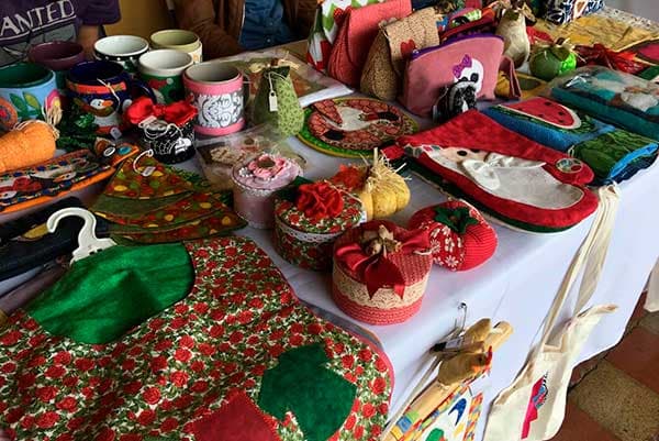 Mercadito de artesanías en la actividad Navidad en el Museo del Museo Nacional de Costa Rica