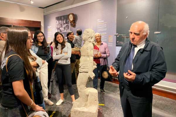 El historiador Vlamidir de la Cruz comparte con los visitantes en la actividad Museo de la Memoria, en el Museo Nacional de Costa Rica