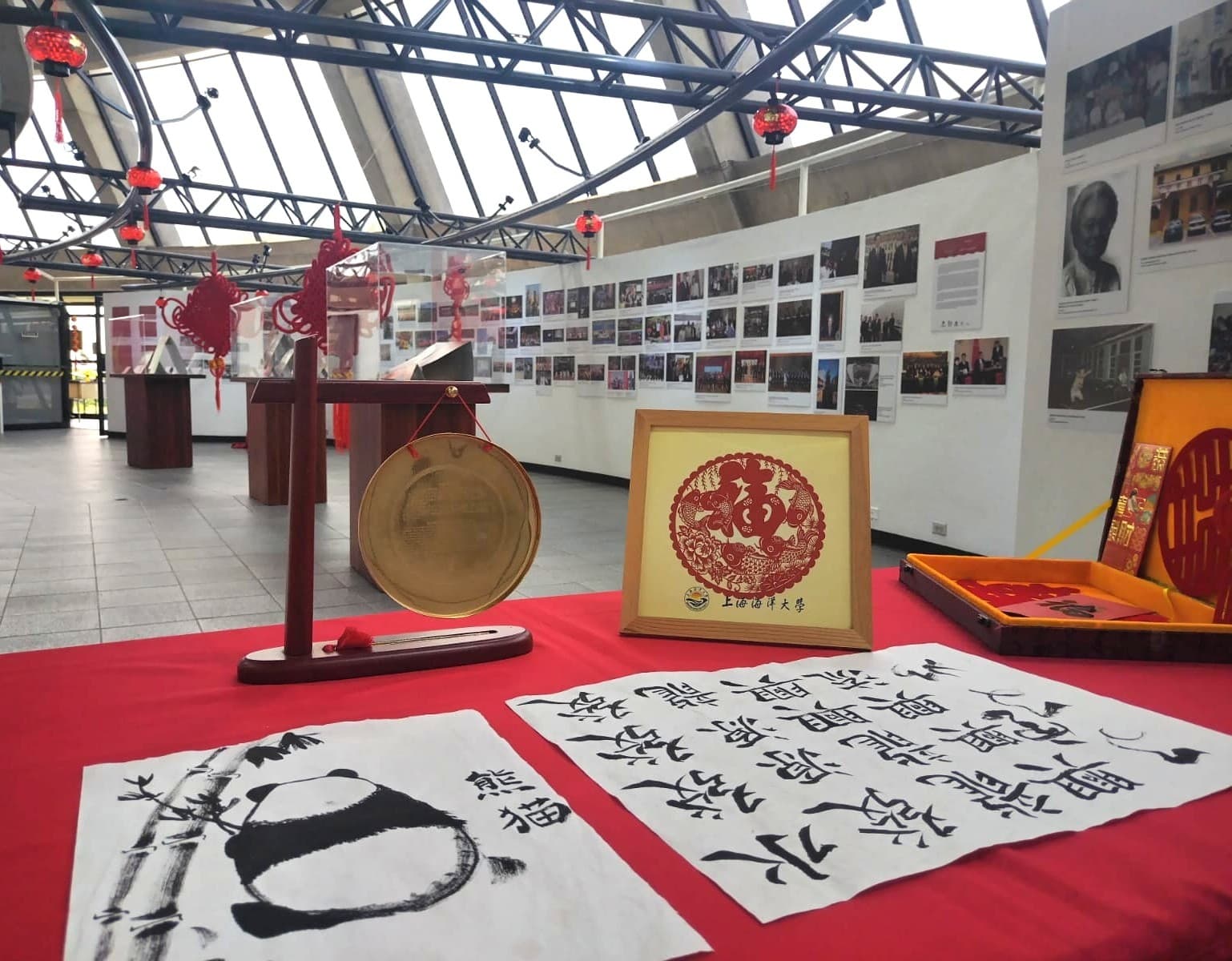 Sala de exhibición con objetos chinos