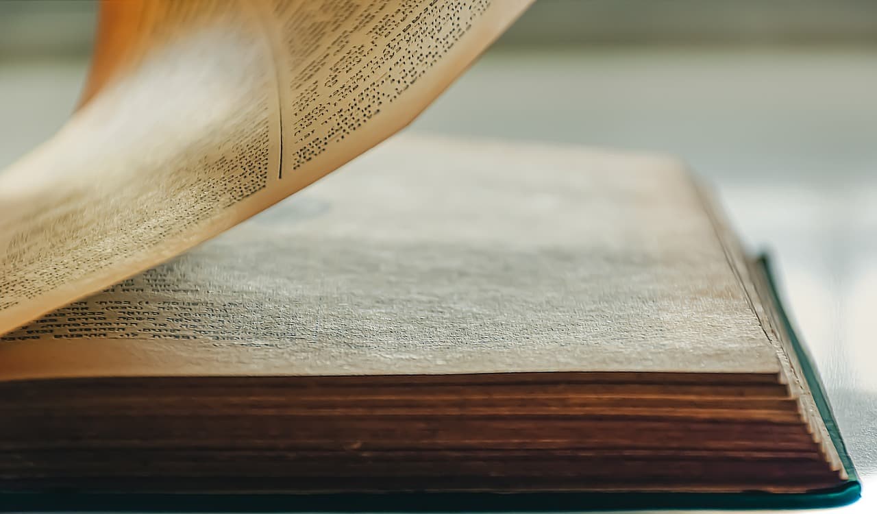 Parte de un libro entreabierto