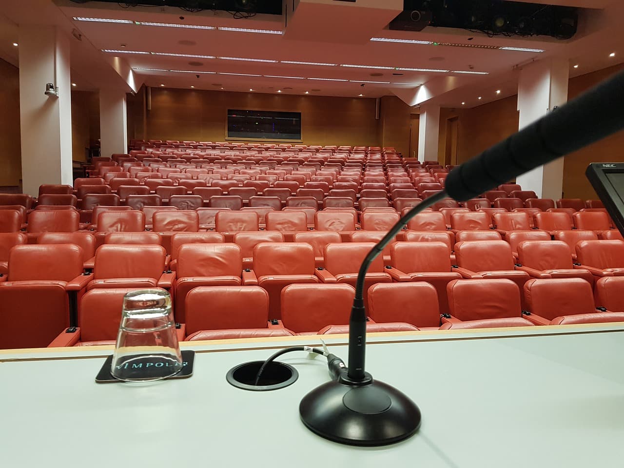Un micrófono y un auditorio vacío