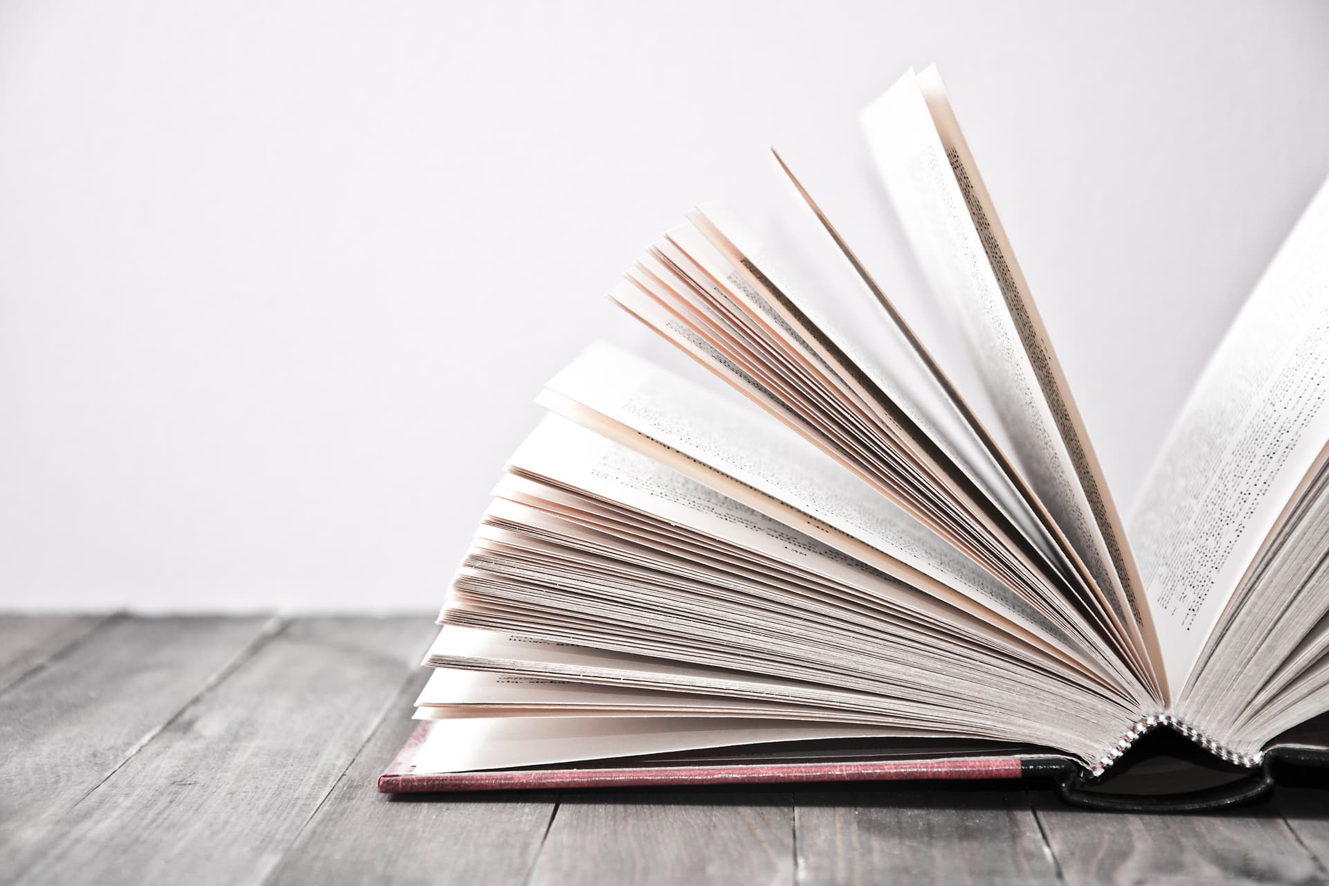 Parte de un libro entreabierto