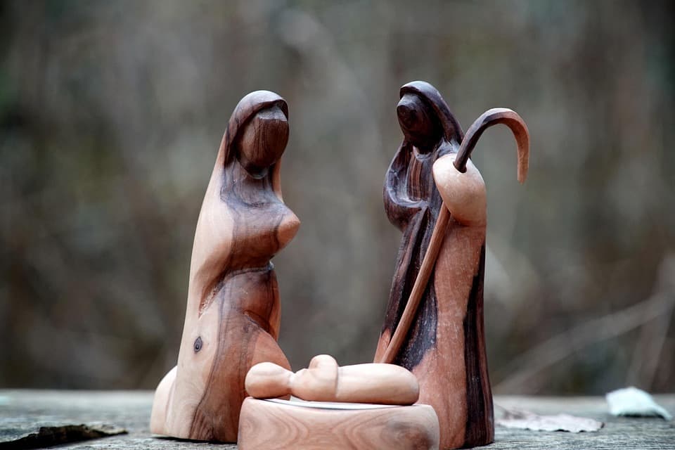 Un pasito con figuras de madera