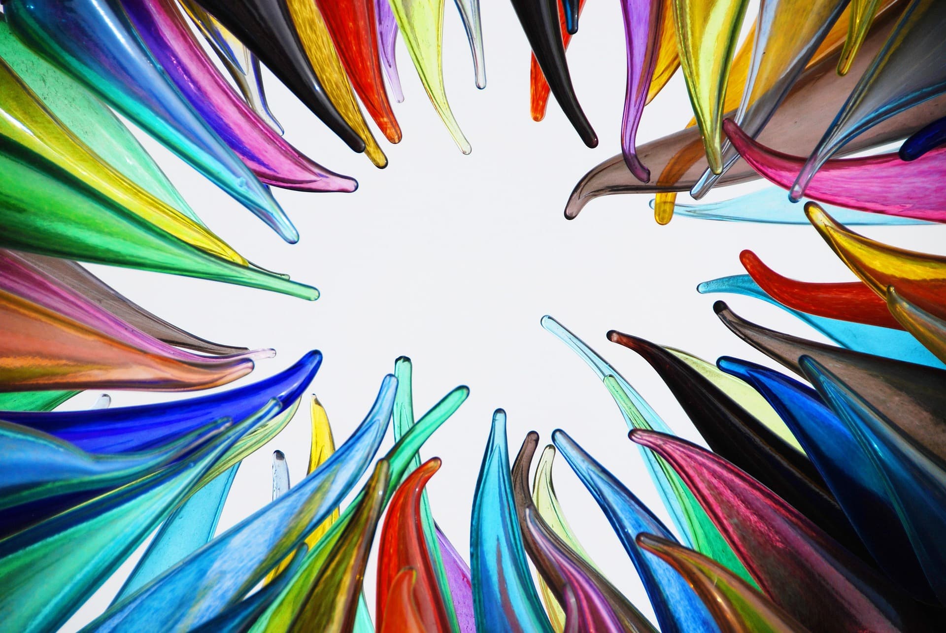 Varios vidrios de colores alrededor formando en el centro un espacio en blanco