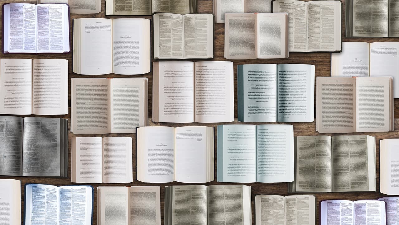 Varios libros abiertos vistos desde arriba