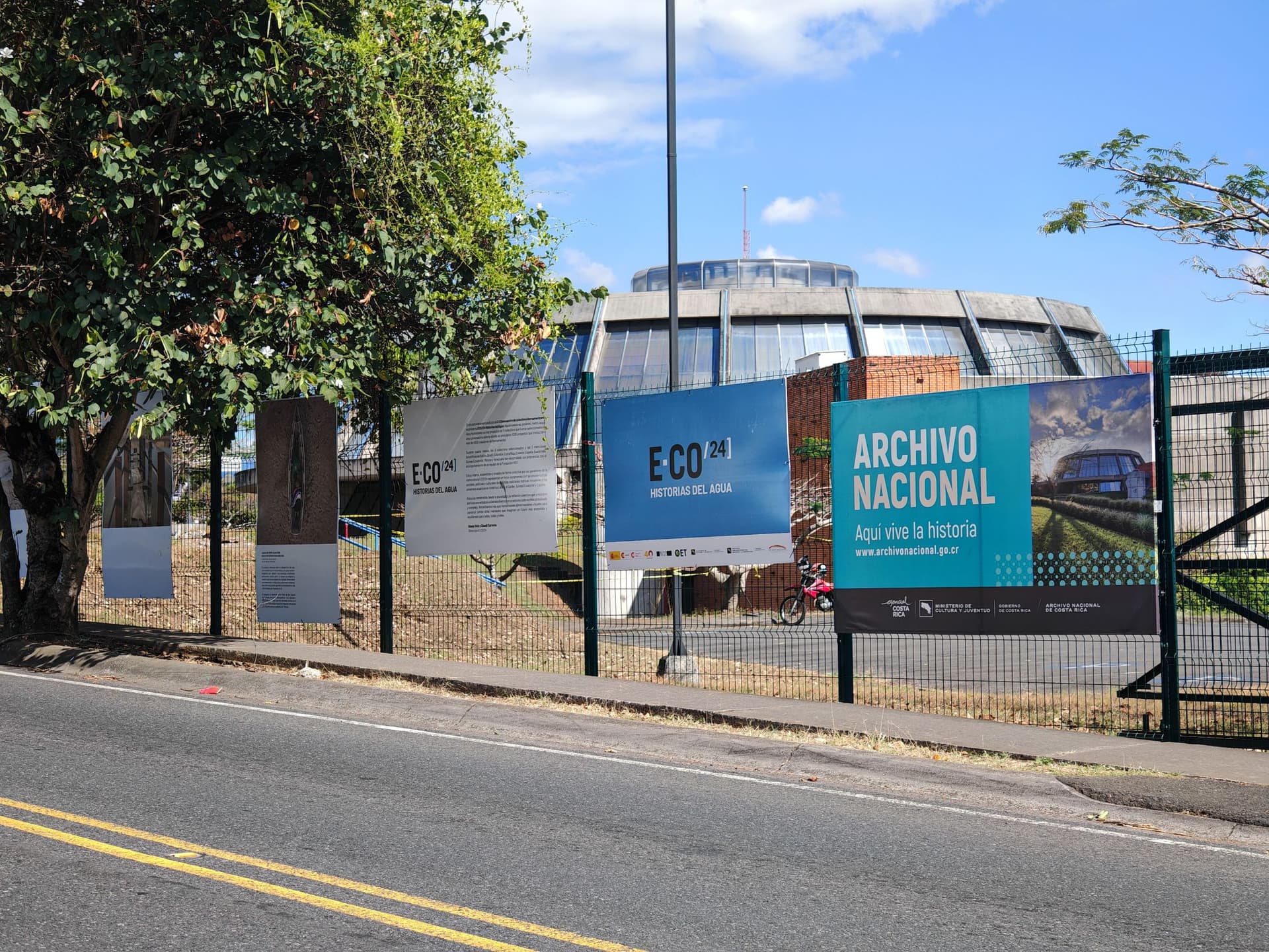 Paneles de exposición en malla externa del Archivo Nacional