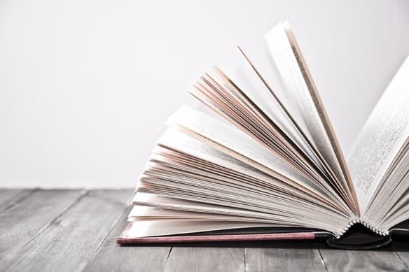 Parte de un libro entre abierto