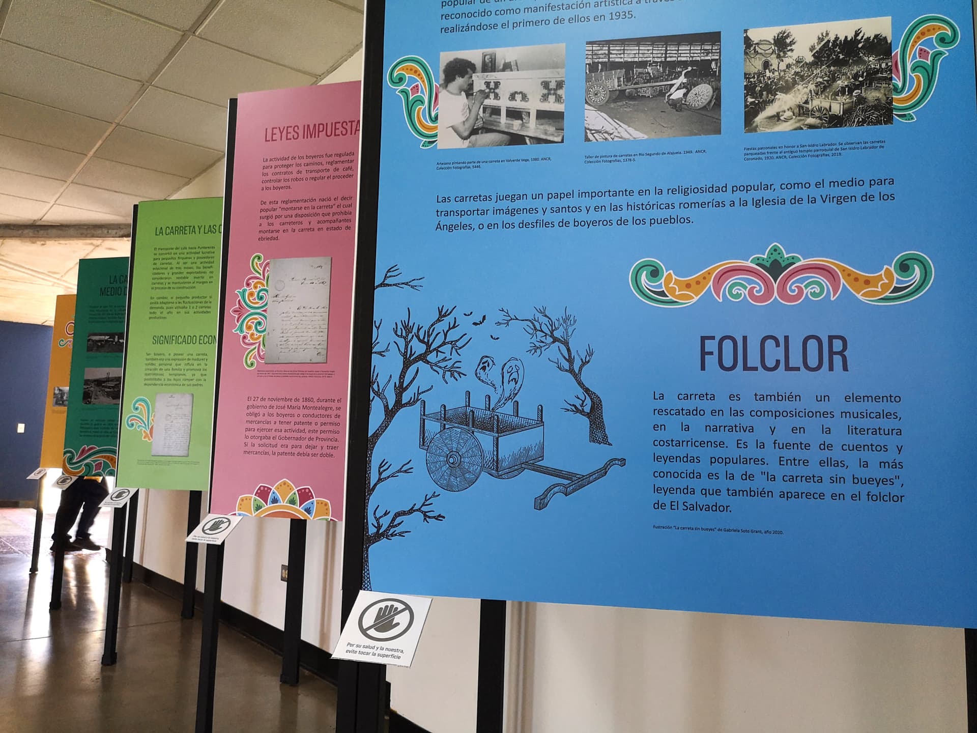 Paneles informativos sobre la exposición "Montémonos en la Carreta"